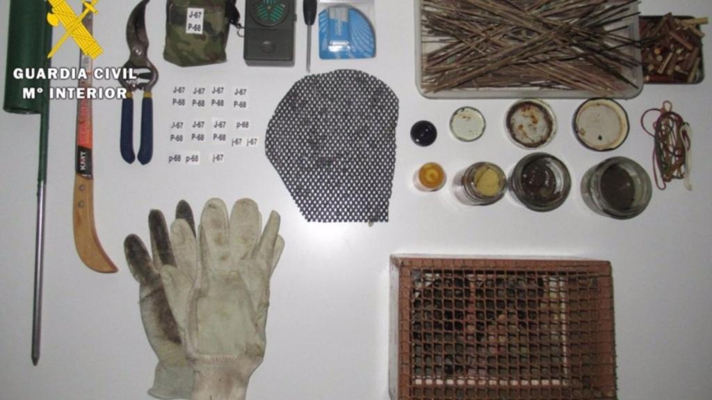 Material aprehendido al hombre que capturaba los jilgueros silvestres en Las Merindades - GUARDIA CIVIL