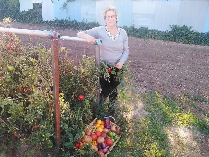 Eva Sastre cuidando de su huerto