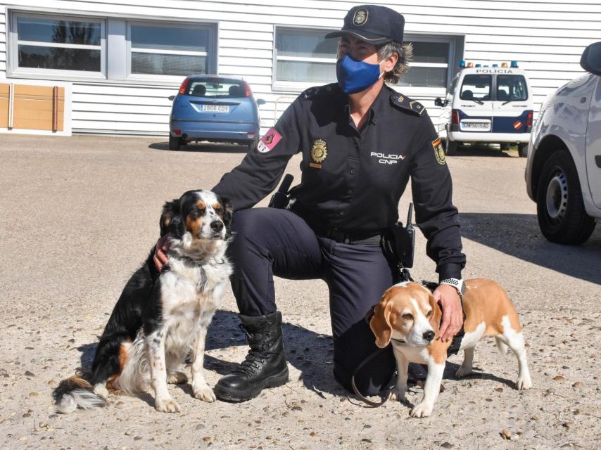 Elena López junto a varios miembros de la Unidad