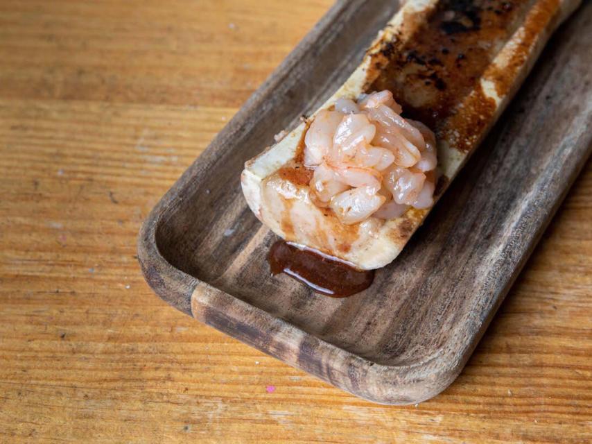Tartar de gamba con tuétano asado. La Cosmopolita