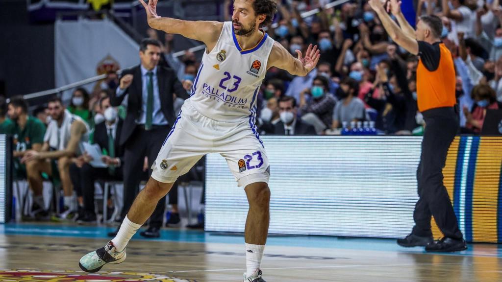 Sergio Llull celebra una canasta con el Real Madrid en Euroliga