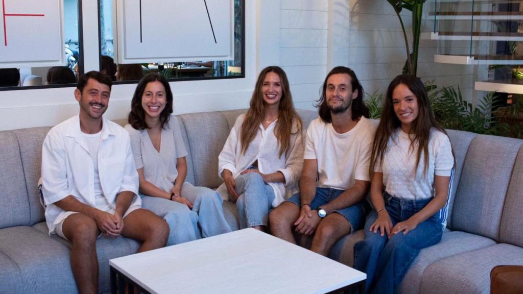 Mónica Rodríguez, CEO de Recovo con el equipo.