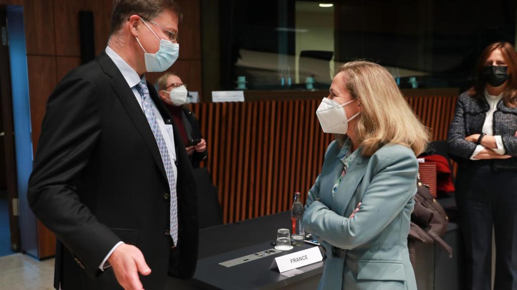 Nadia Calviño conversa con el vicepresidente económico de la Comisión, Valdis Dombrovskis, durante una reunión del Eurogrupo