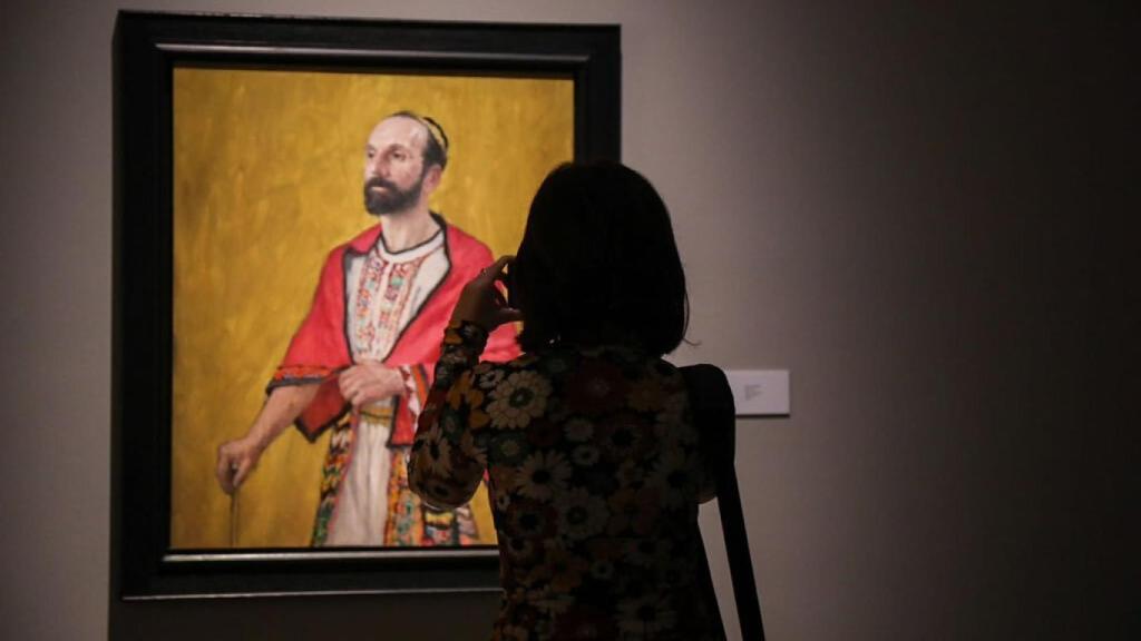 El retrato de Ibn Gabirol preside la exposición.