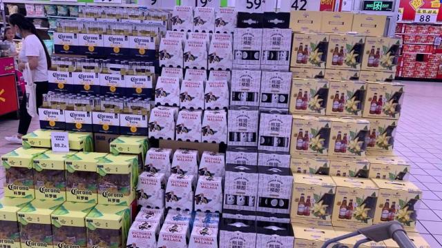 Cervezas Victoria en un supermercado de Shanghái
