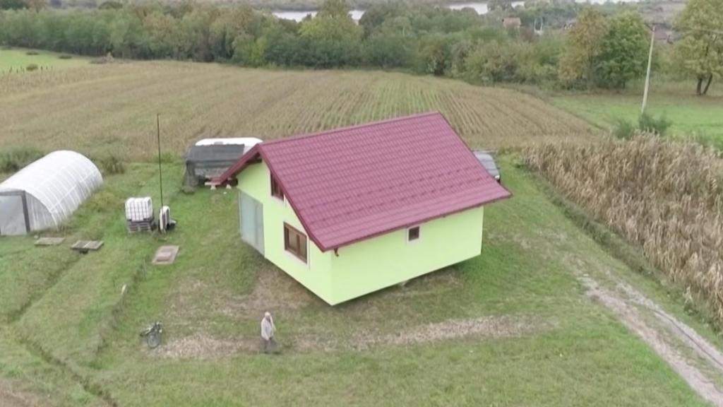 Un bosnio crea una casa que gira para tener diferentes vistas.