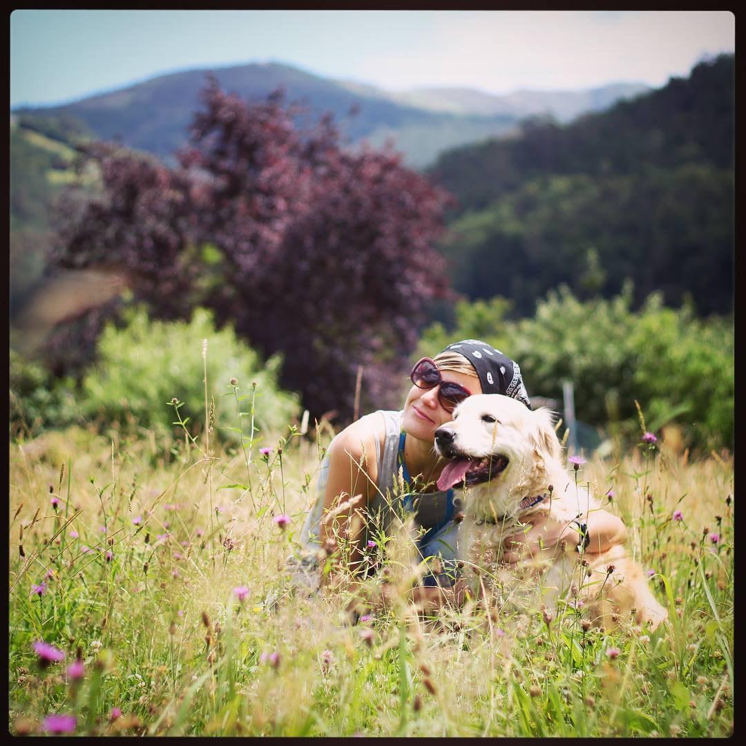Sara Escudero junto a Nala.