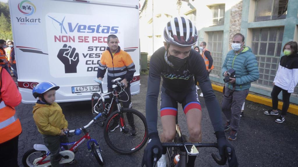 El trabajador de Vestas y exciclista profesional Alejandro Paleo, antes de partir en bici en dirección a Dinamarca