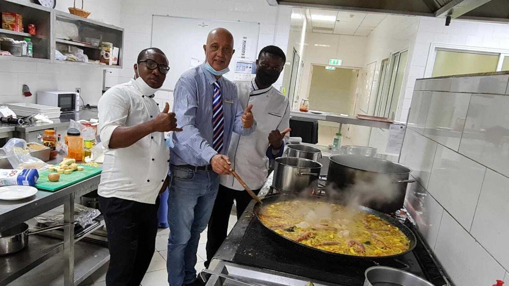 César Blasco, director del hotel Hilton de Malabo, en Guinea Ecuatorial, junto a dos trabajadores.