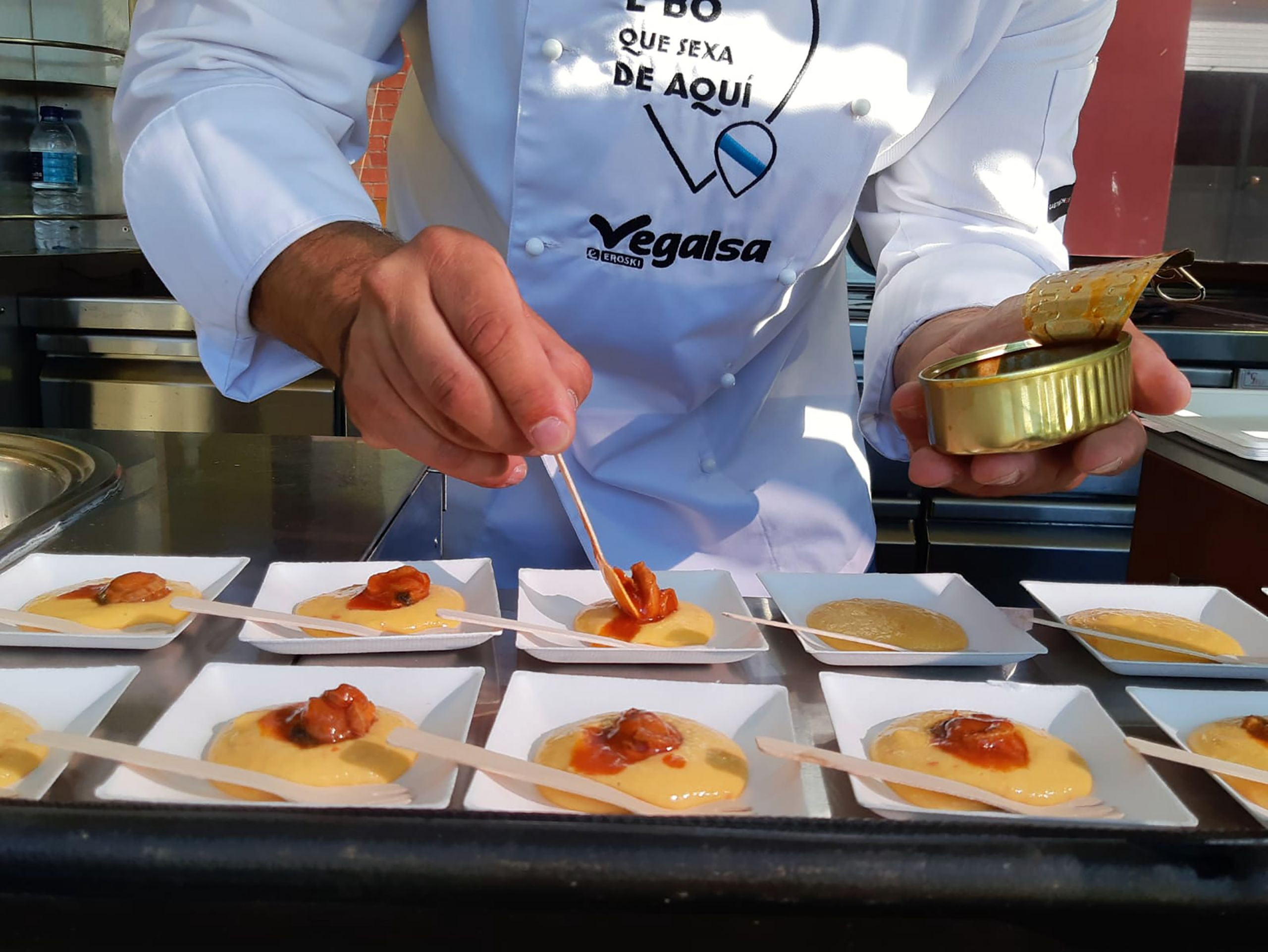 Desde el food truck ‘Cata a lata’, preparando lo mejor del mar.