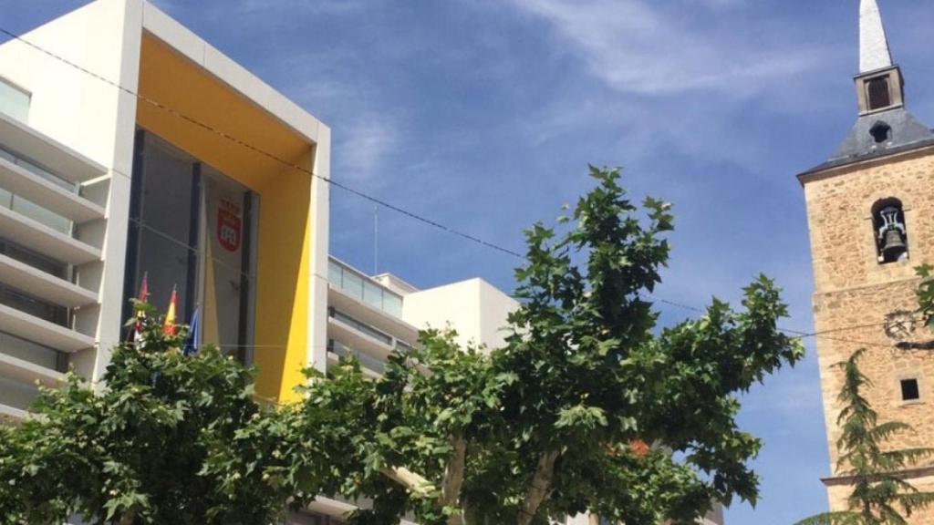 Ayuntamiento e iglesia de Quintanar del Rey.