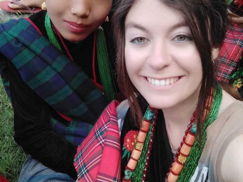 Sara Vielba, junto con una niña nepalí