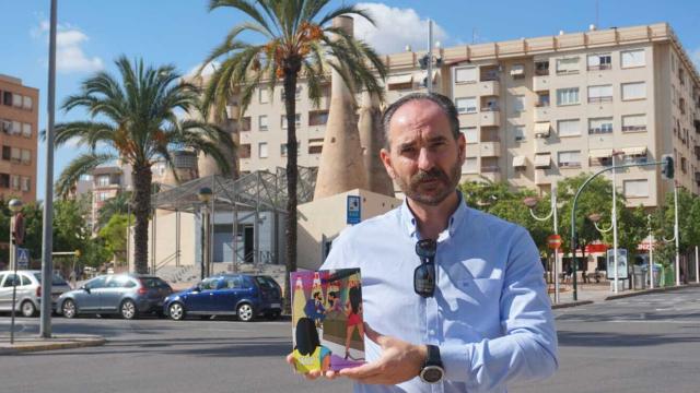 Antonio Asensio posa con su libro en Elche.