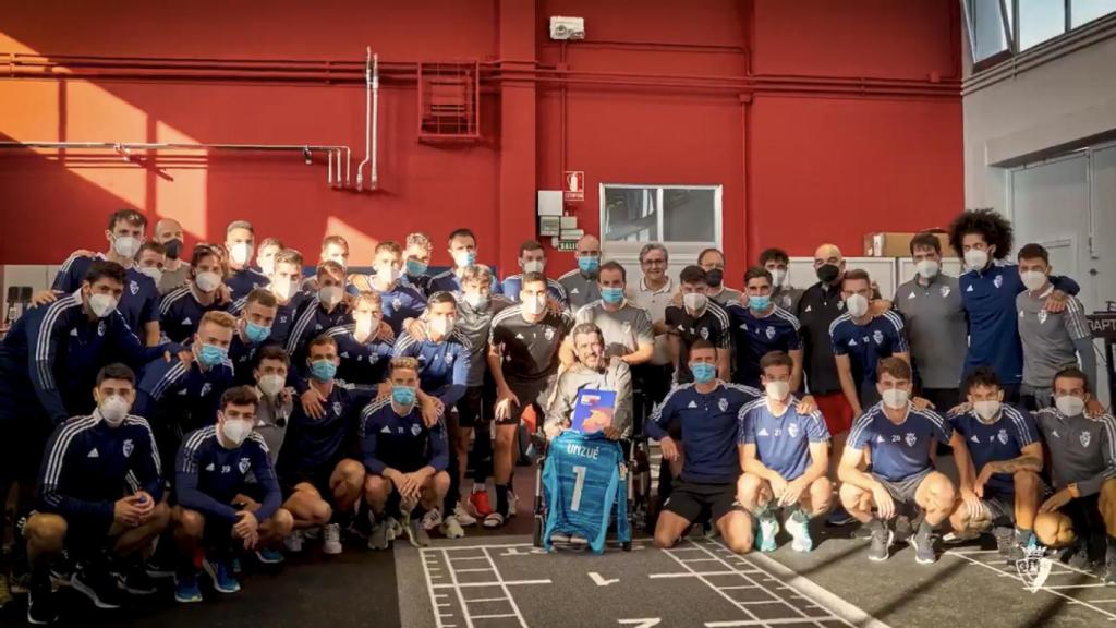 Juan Carlos Unzué junto a la plantilla de Osasuna