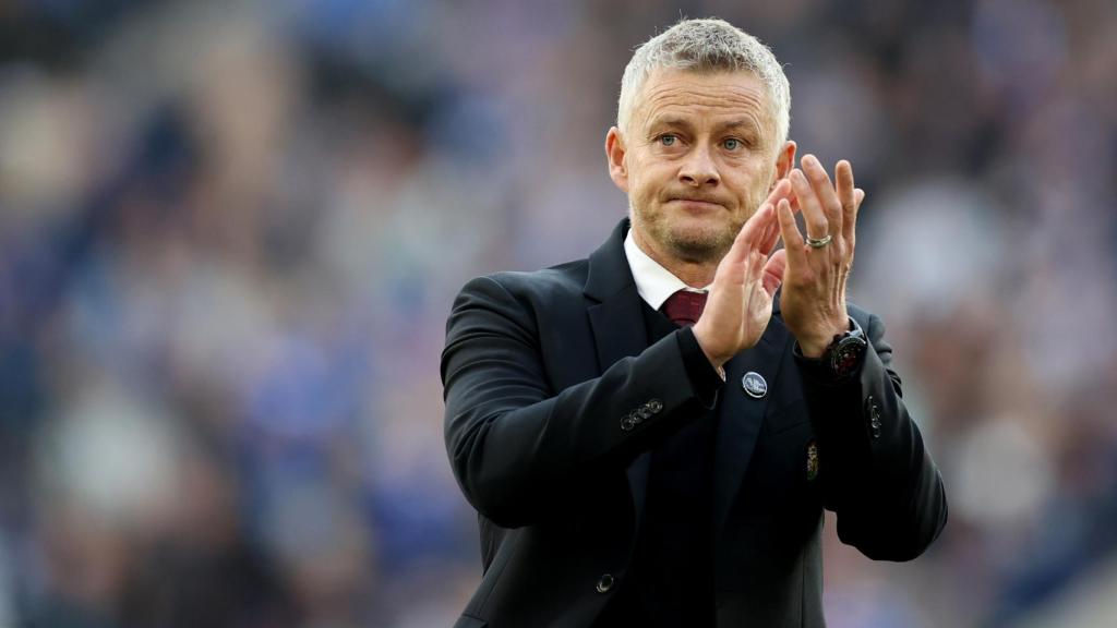 Ole Gunnar Solskjaer aplaude a la afición del Manchester United