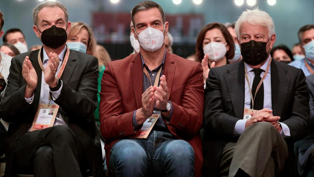 El presidente del Gobierno y Secretario General del PSOE, Pedro Sánchez junto a los expresidentes del Gobierno , Jose Luis Rodriguez Zapatero y Felipe Gonzalez.
