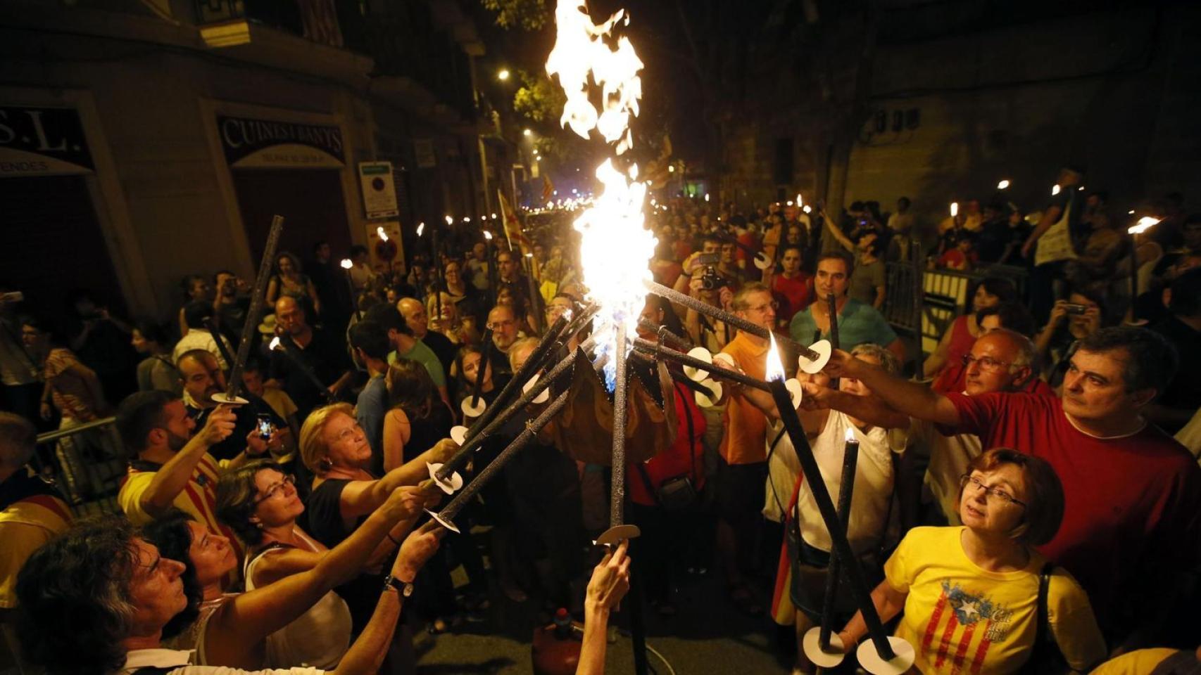 Manifestación separatista con antorchas en Cataluña.