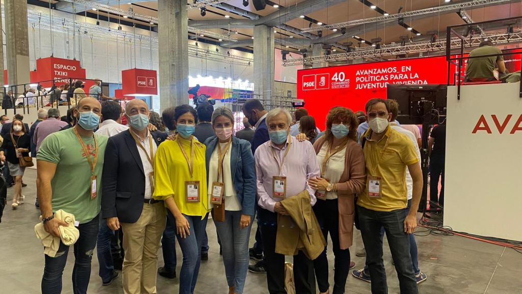Milagros Tolón junto a su equipo en el Congreso del PSOE.