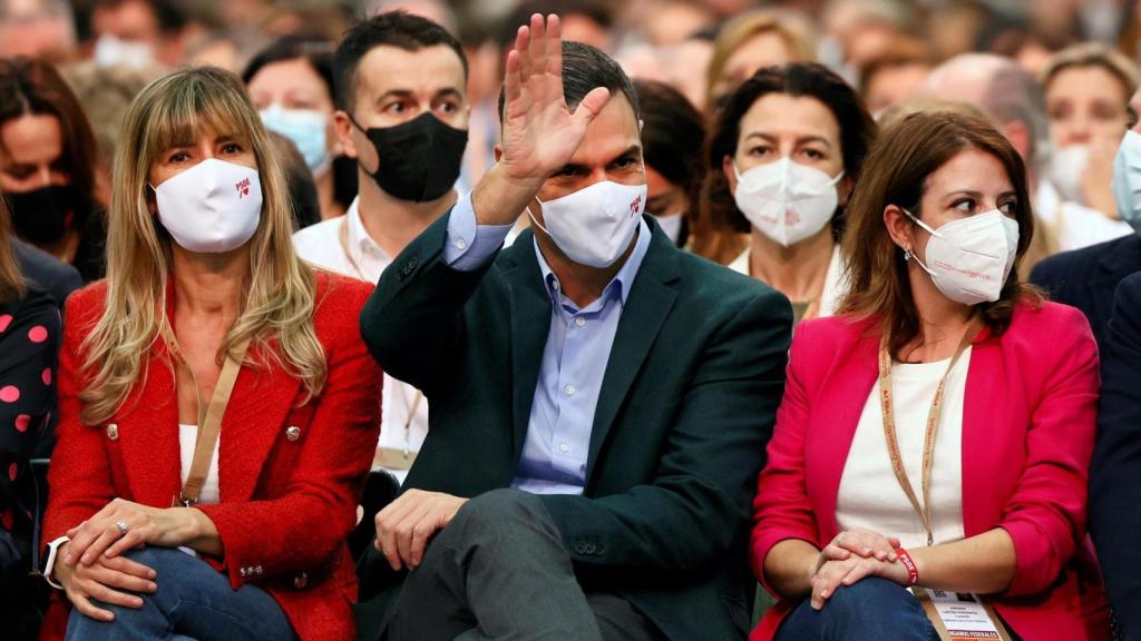 La esposa de Pedro Sánchez, Begoña Gómez, junto al presidente y Adriana Lastra.