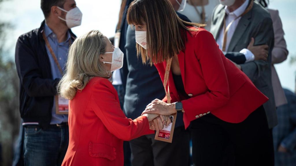 La vicepresidenta Nadia Calviño saluda a Idoia Mendía.