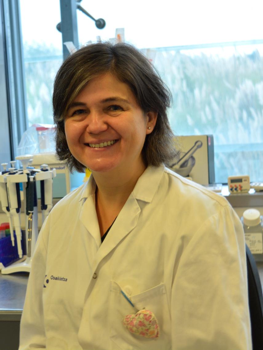 La doctora María Caffarel en su laboratorio. En la bata, el corazón de Maite.