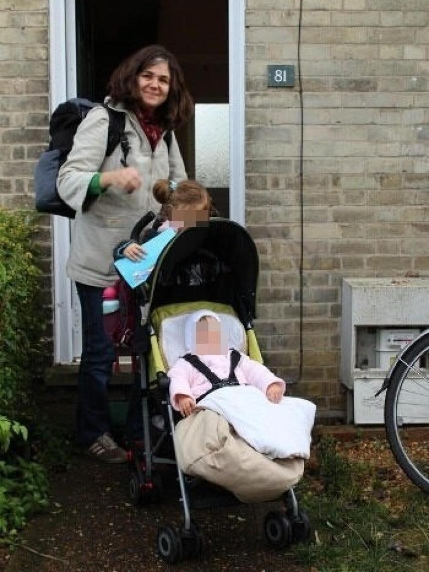 María con sus hijas, saliendo de su apartamento de Cambridge por última vez antes de volver a España.