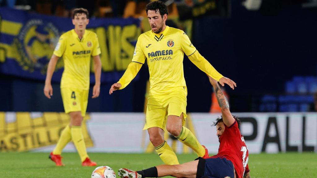 Dani Parejo pelea un balón ante Osasuna