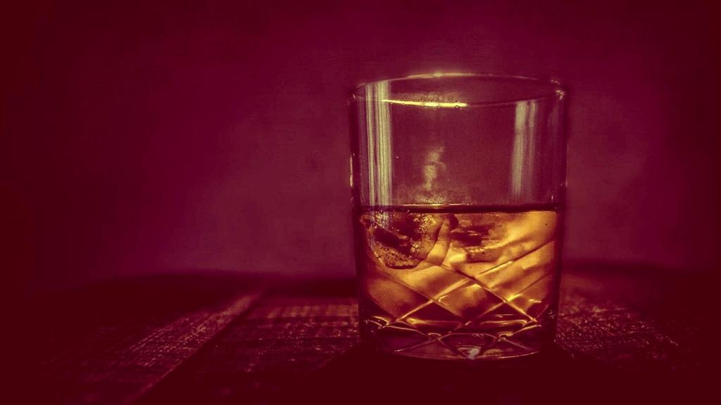 Un vaso de whisky.