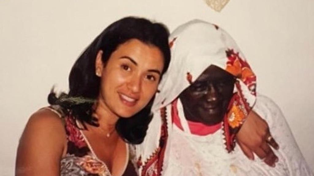 Sarah con la mujer que crió a su madre, a la que considera su abuela.