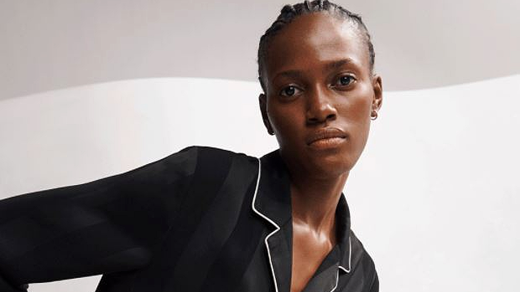 El pijama negro de efecto seda de Primark.