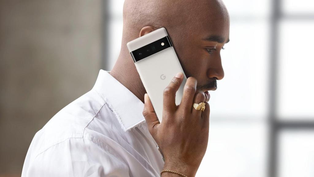 Google Pixel 6 Pro hablando por teléfono