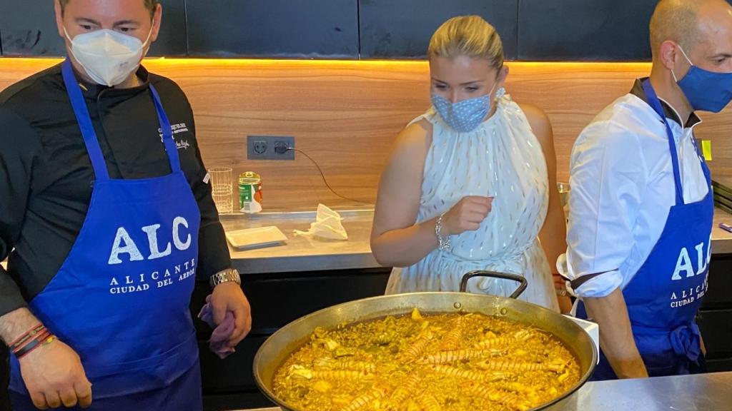 La vicealcaldesa Mari Carmen Sánchez con algunos de los chefs.