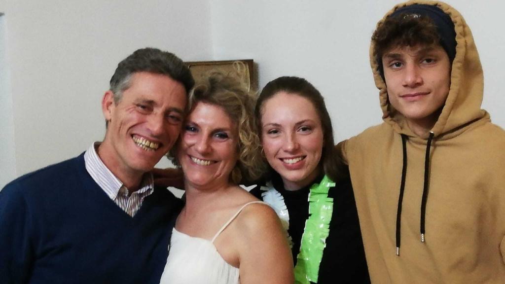 Sandra junto a su marido y sus hijos.