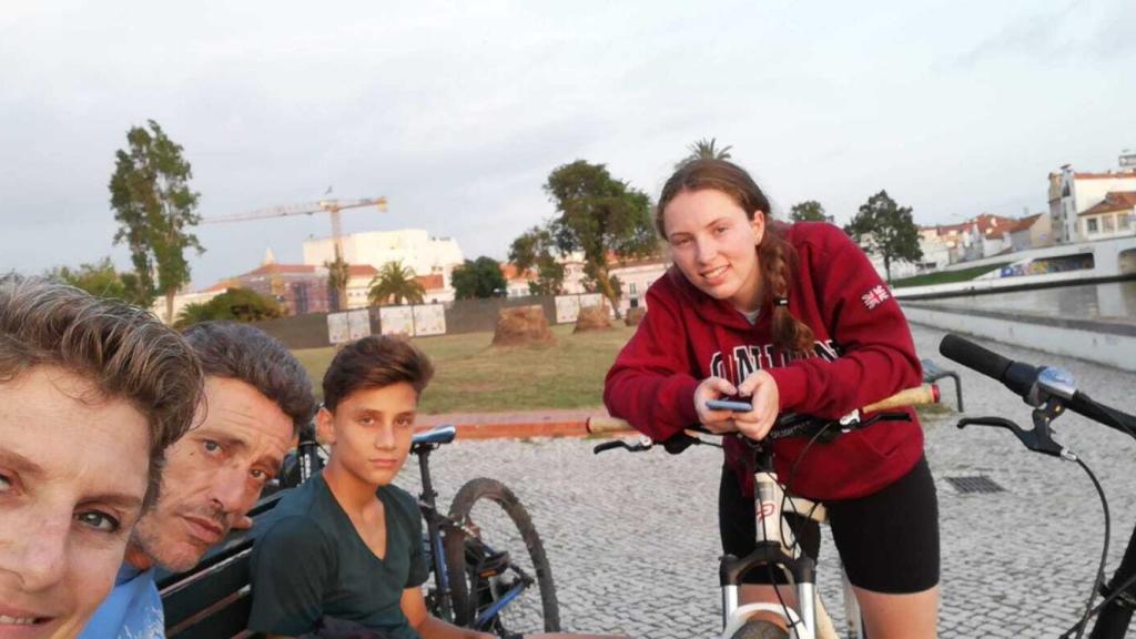 La familia practicando deporte.