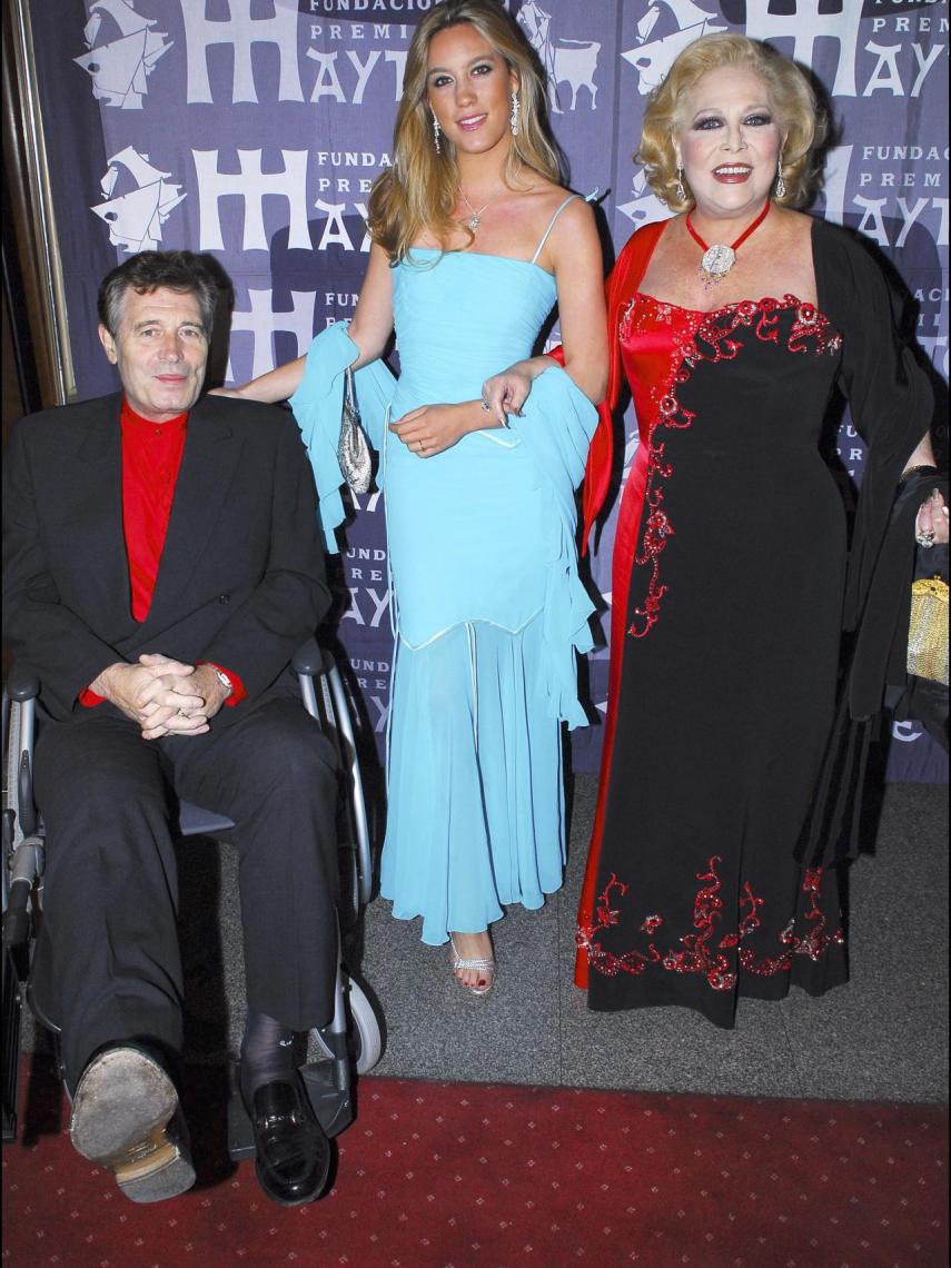 Conchita Márquez Piquer junto a su marido, Ramiro, y su hija Iris en una imagen de 2007.