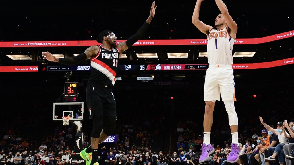 Devin Booker tirando un triple en la pretemporada de la NBA