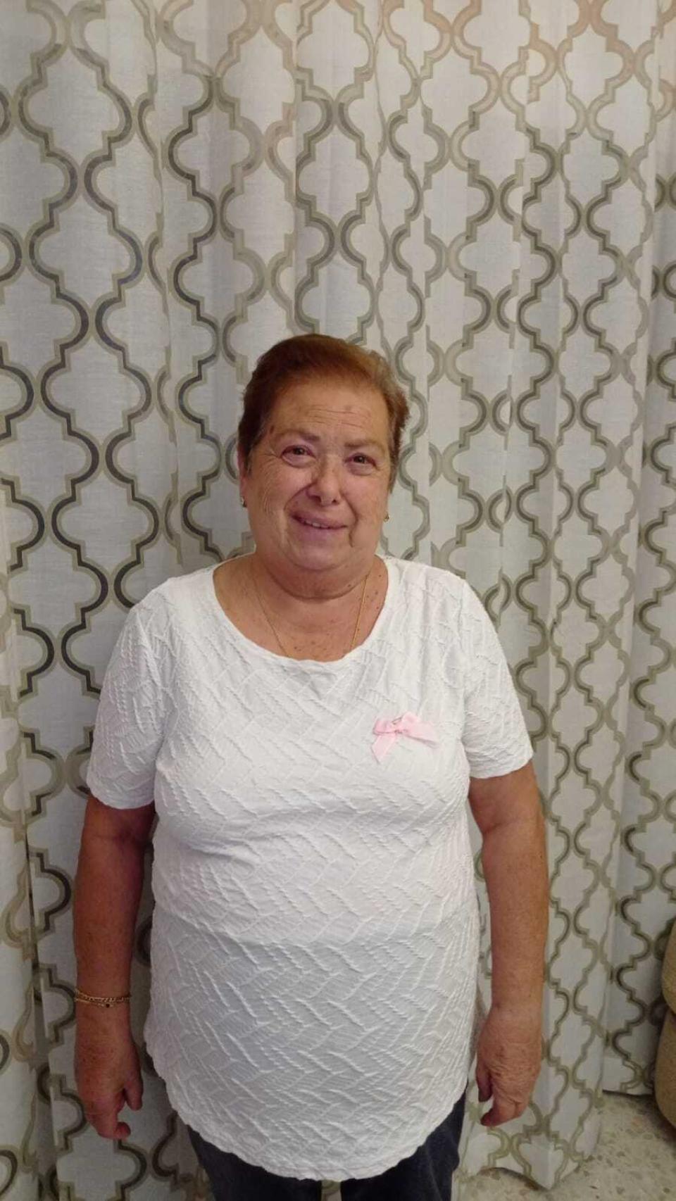 María posando con el lazo rosa.