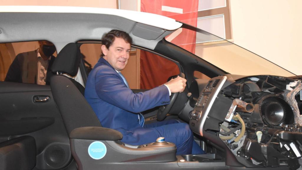 Visita de Fernández Mañueco al Museo de la Automoción de Salamanca