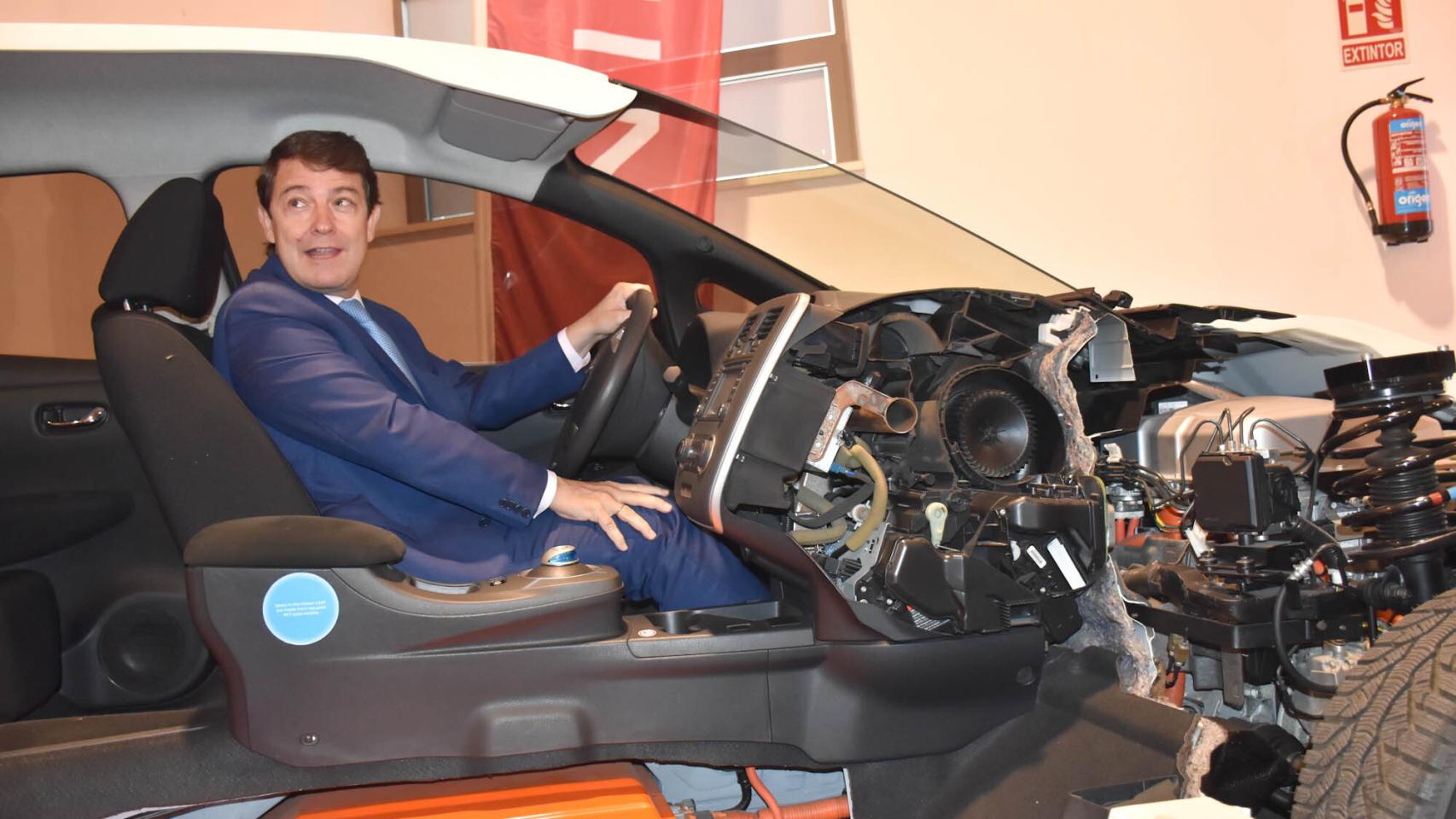 FOTOGALERÍA | Visita de Fernández Mañueco al Museo de la Automoción de Salamanca