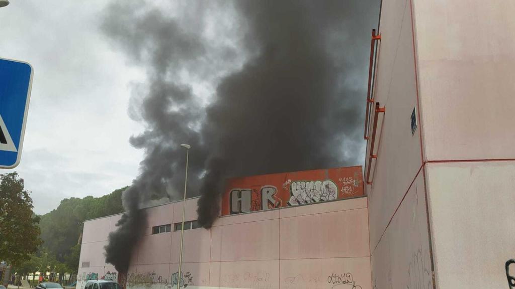 Arde un antiguo supermercado en la calle Kilimanjaro de Valladolid