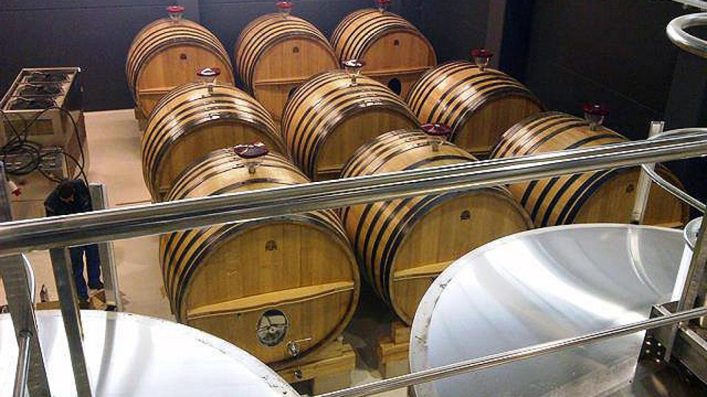 Toneles de roble francés en bodega Nivarius.