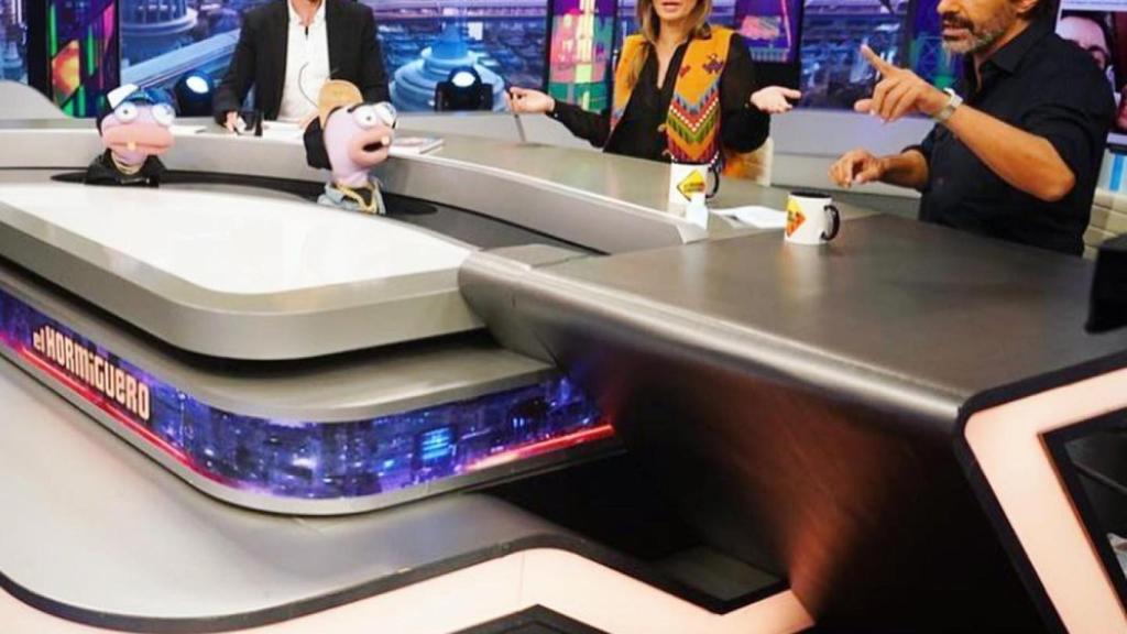Nuria Roca y Juan del Val junto a Pablo Motos en 'El Hormiguero'.