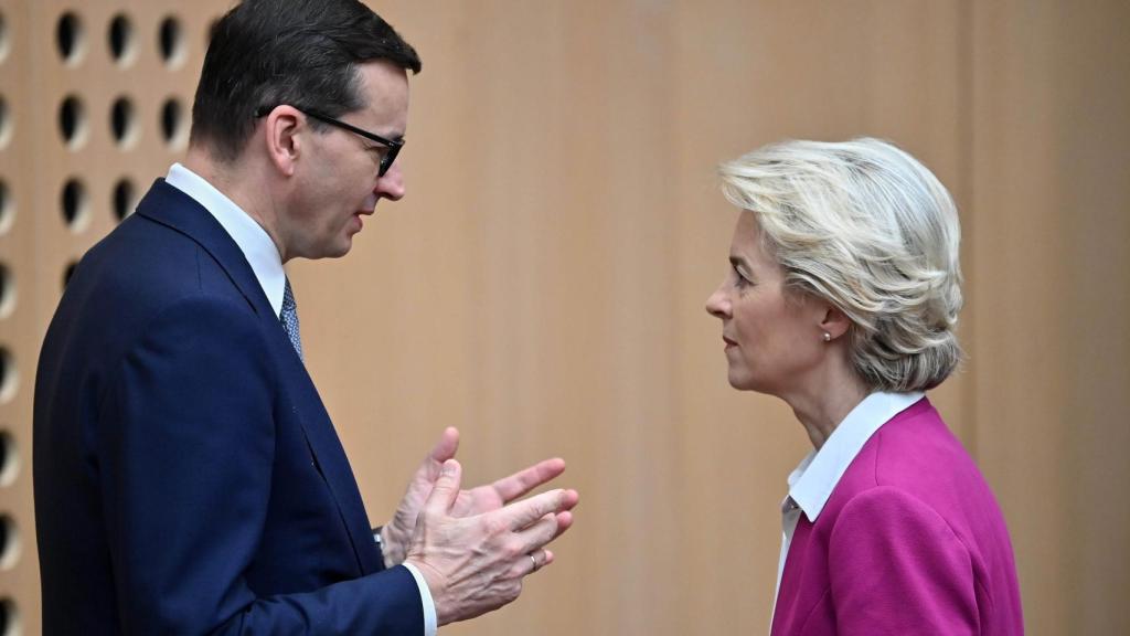 El primer ministro polaco, Mateusz Morawiecki, conversa con Ursula von der Leyen en la reciente cumbre de Eslovenia