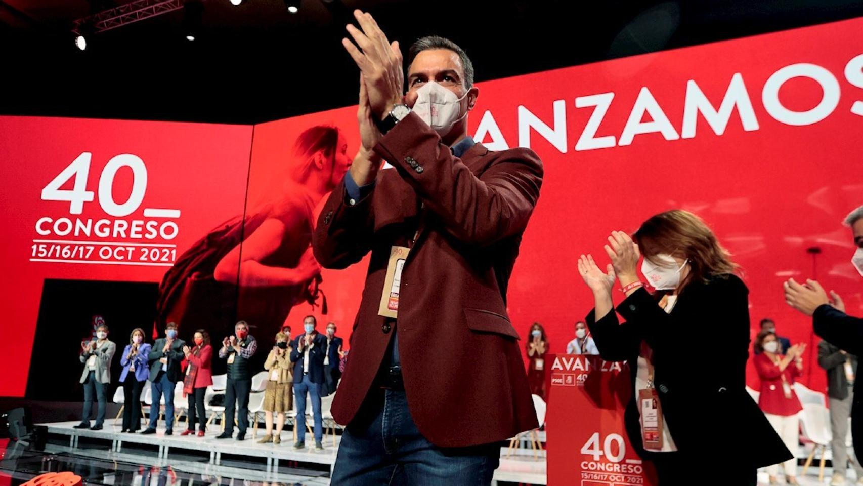 Pedro Sánchez aplaude a los asistentes al 40º Congreso del PSOE.