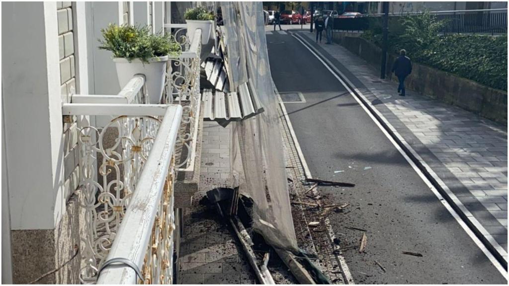 Caída de una cornisa en la calle Santa Lucía de A Coruña.