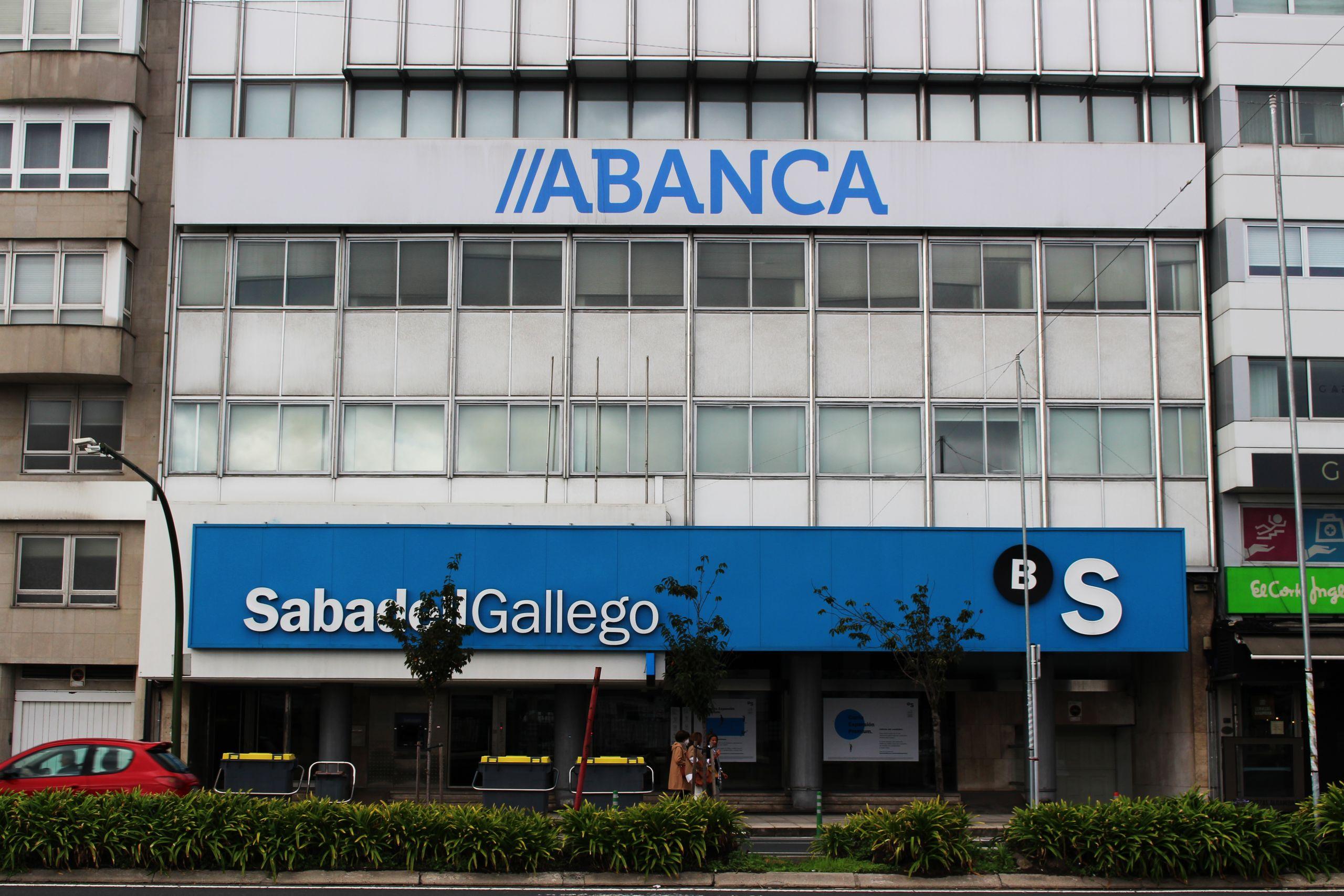 El edificio del Banco Gallego es, aparentemente, un edificio más del frente marítimo de la ciudad pero sin embargo está dotado de una poética sincrética entre las diversas corrientes con las que la arquitectura vernácula se enfrente al mar y el movimiento moderno emergente en A Coruña. (Texto y Foto: Nuria Prieto)