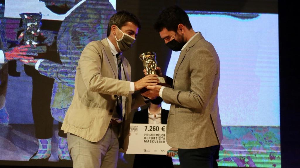 Jorge Ureña recibe de Carlos Mazón el premio al mejor deportista masculino de Alicante.