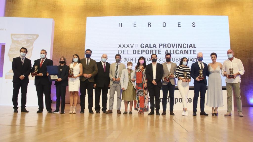 Foto de familia con los premiados en el escenario del ADDA.