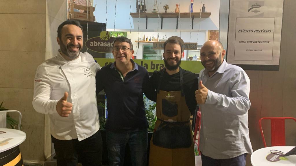 Representantes Abrasador, Julio Ramírez y Carlos Torres, junto a la familia Alcázar