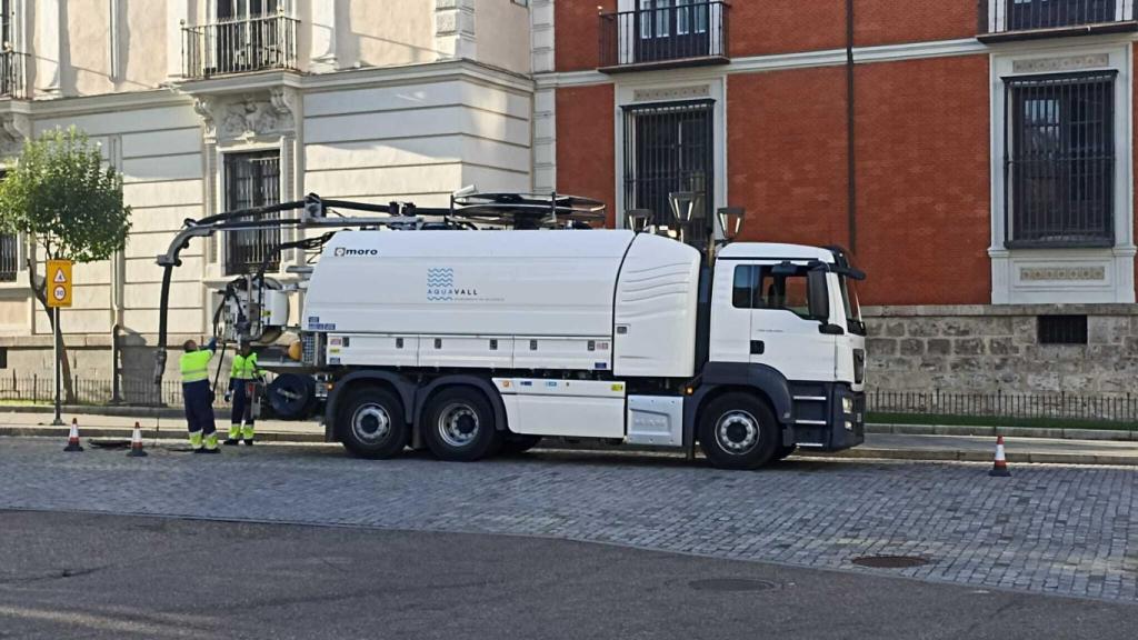 Camión de Aquavall durante unas reparaciones